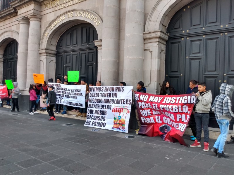 Comerciantes ambulantes exigen espacios para establecerse