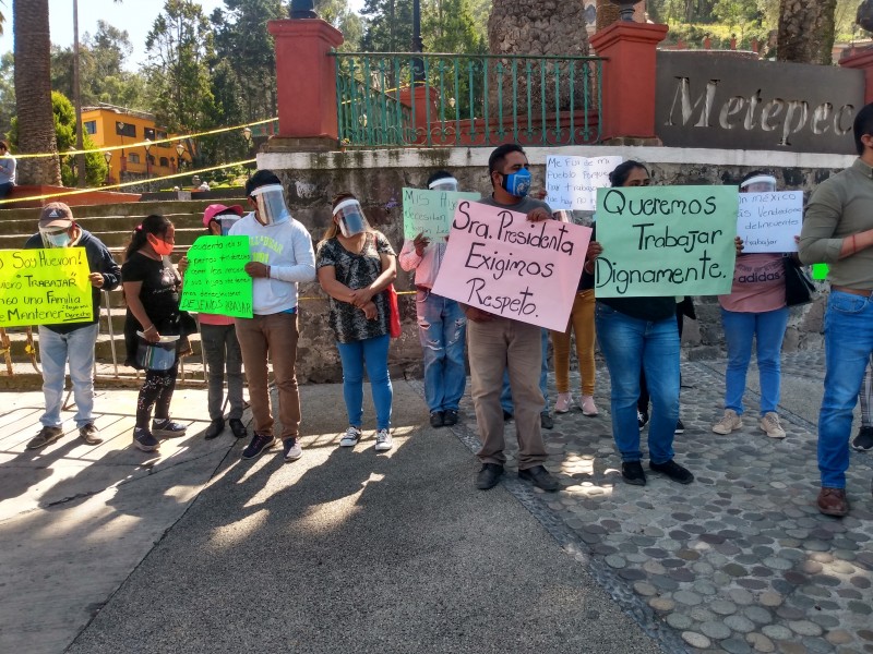 Comerciantes ambulantes exigen espacios para trabajar en Metepec