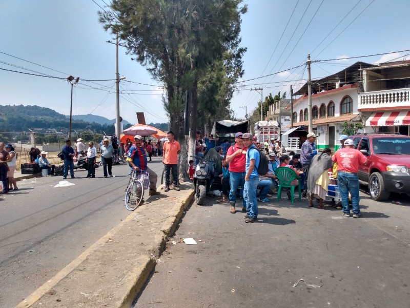 Comerciantes bloquean accesos a Tenancingo