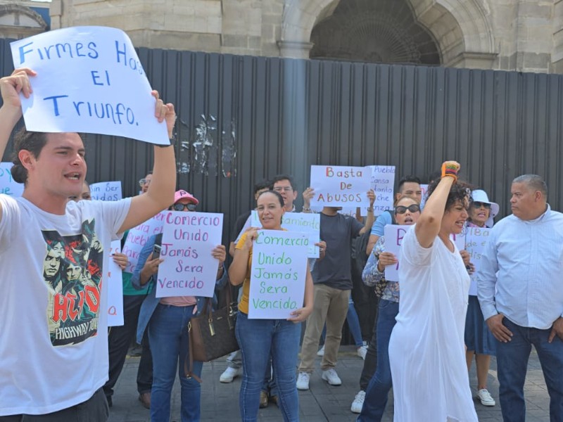 Comerciantes bloquean Av. México y piden destitución de funcionarios