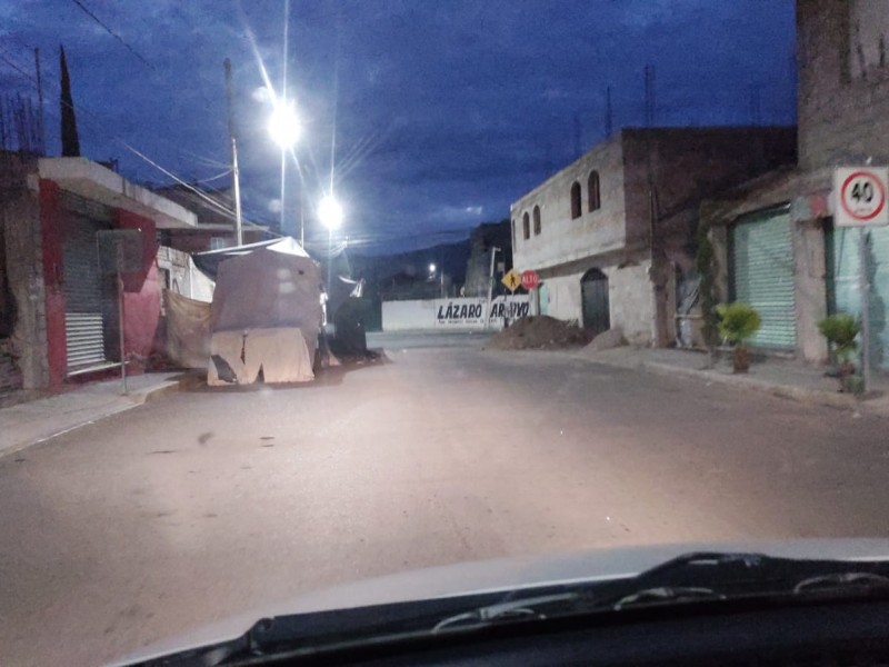 Comerciantes bloquean avenida sin que la autoridad actúe