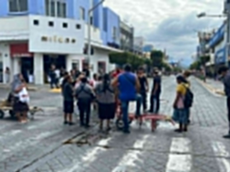Comerciantes bloquean Independencia por colocación de juegos mecánicos