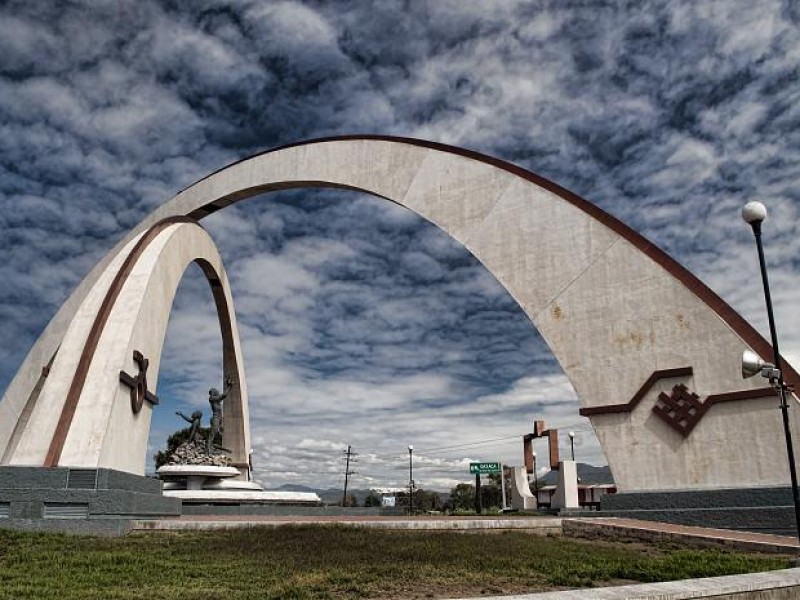 Comerciantes causan daños a Monumento a la Identidad