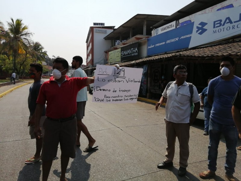 Comerciantes cierran calles del centro de Zihuatanejo