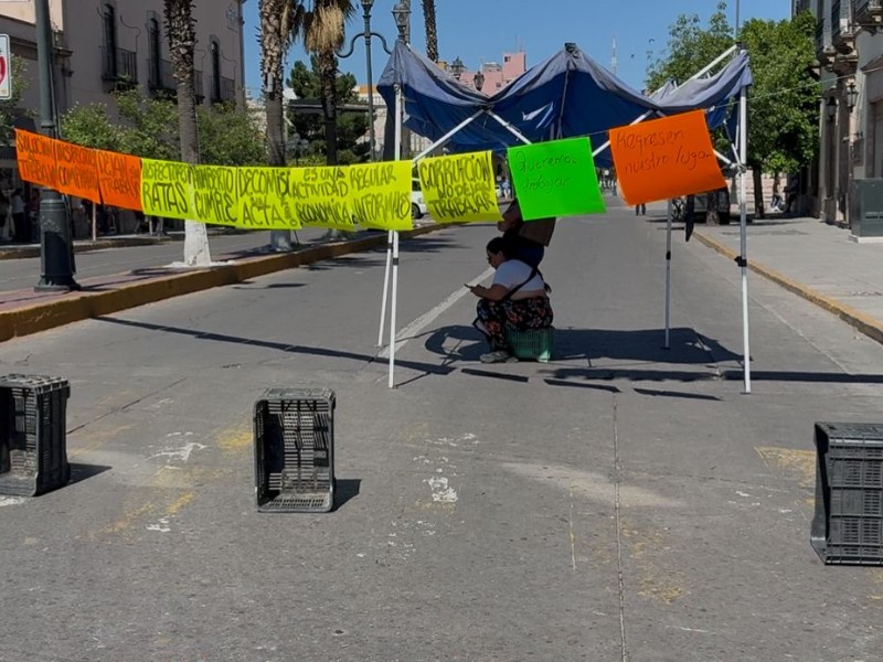 Comerciantes cierran vialidad en protesta