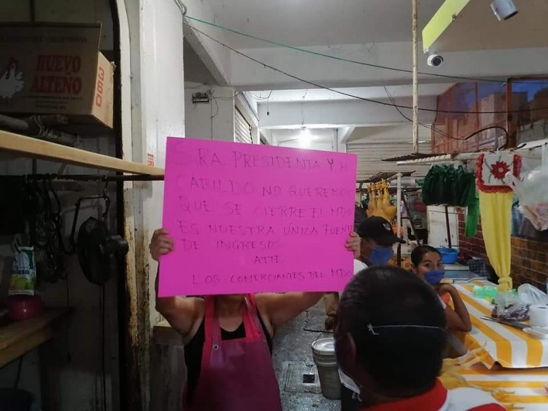 Comerciantes de Atoyac protestan ante cierre de mercado