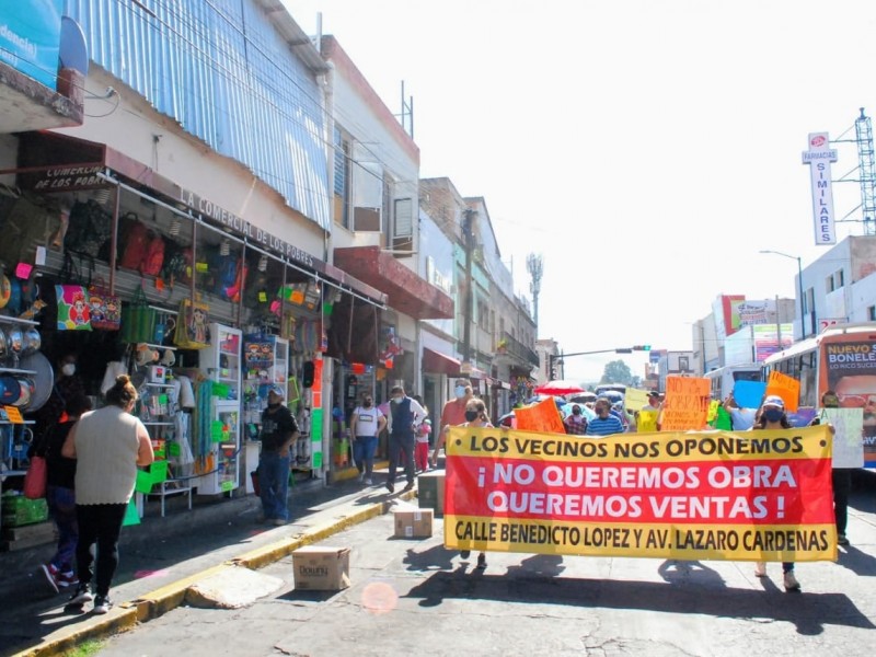 Comerciantes de av. Lázaro Cárdenas marchan, exigen cancelar obra