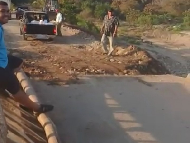 Comerciantes de Coahuayutla se manifiestan por la reconstrucción del puente