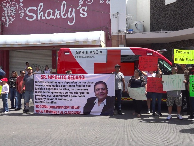 Comerciantes de la vía pública se manifiestan contra secretario del ayuntamiento