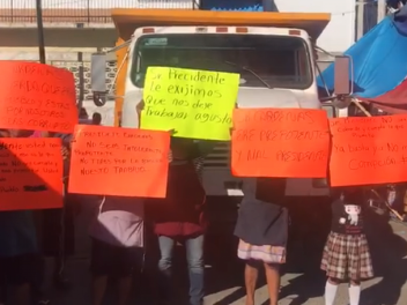 Comerciantes de Petatlán bloquean calle para impedir desalojo