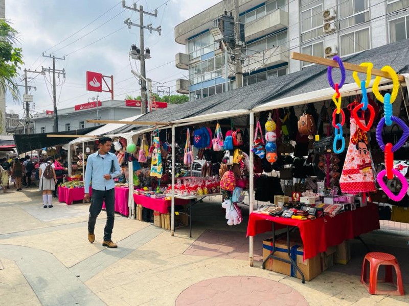 Comerciantes de temporada fueron instalados en Parque Reforma