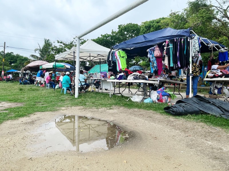 Comerciantes de tianguis se instalan pese a la lluvia