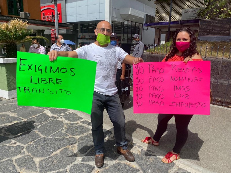 Comerciantes de Xalapa protestan contra filtros en calles del centro