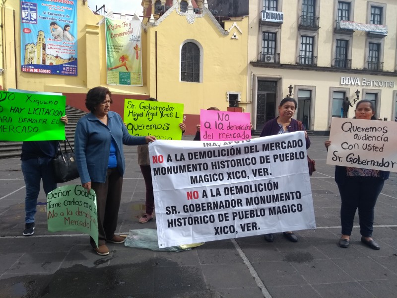 Comerciantes de Xico se manifiestan en Plaza Lerdo