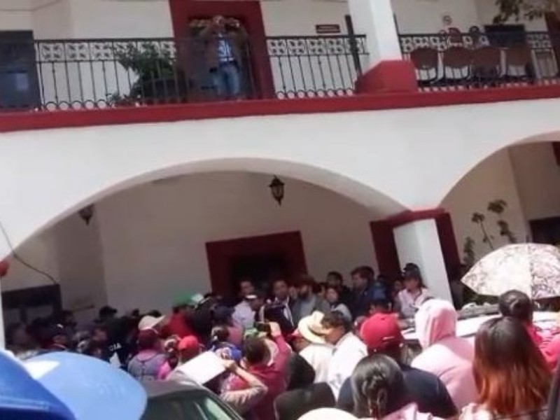 Comerciantes de Xonacatlán tomaron ayuntamiento, piden no ser retirados