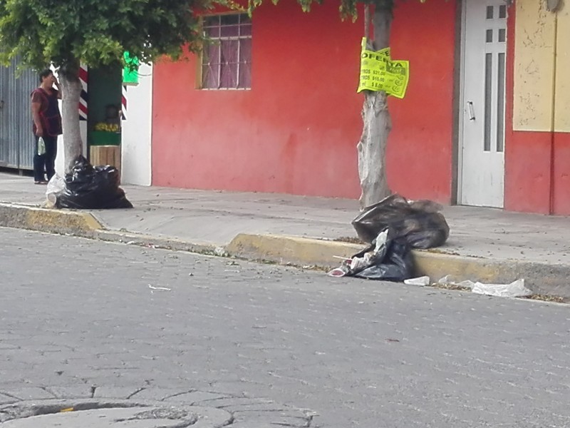 Comerciantes dejan bolsas de basura en la calle
