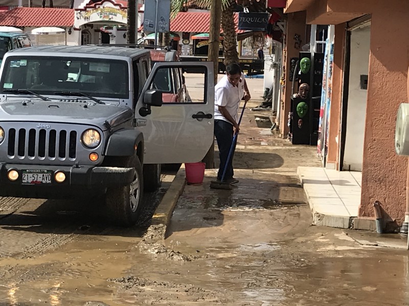 Comerciantes del centro inician labores de limpieza