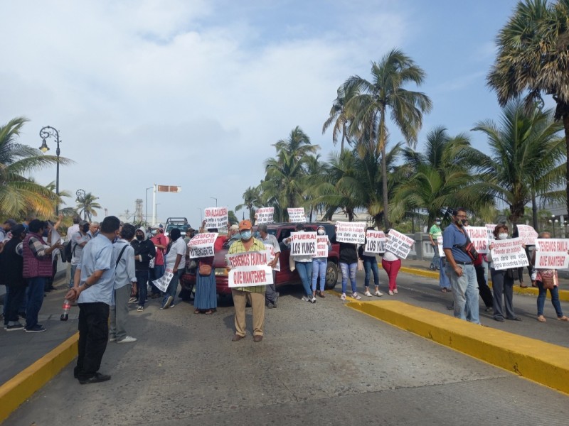 Comerciantes del malecón bloquean el puente Morelos