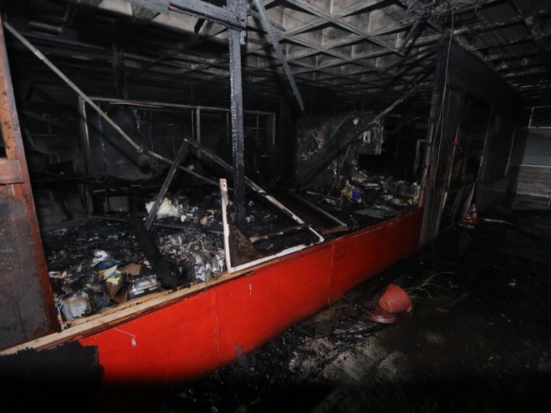 Comerciantes del mercado Juan Escutia deberán esperar 48 horas tras incendio