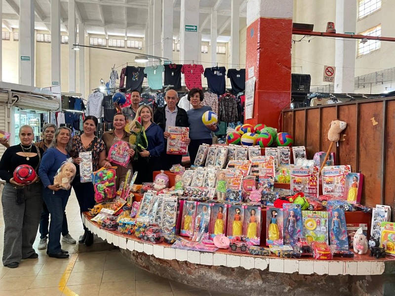 Comerciantes del  mercado se suman al juguetón Navideño