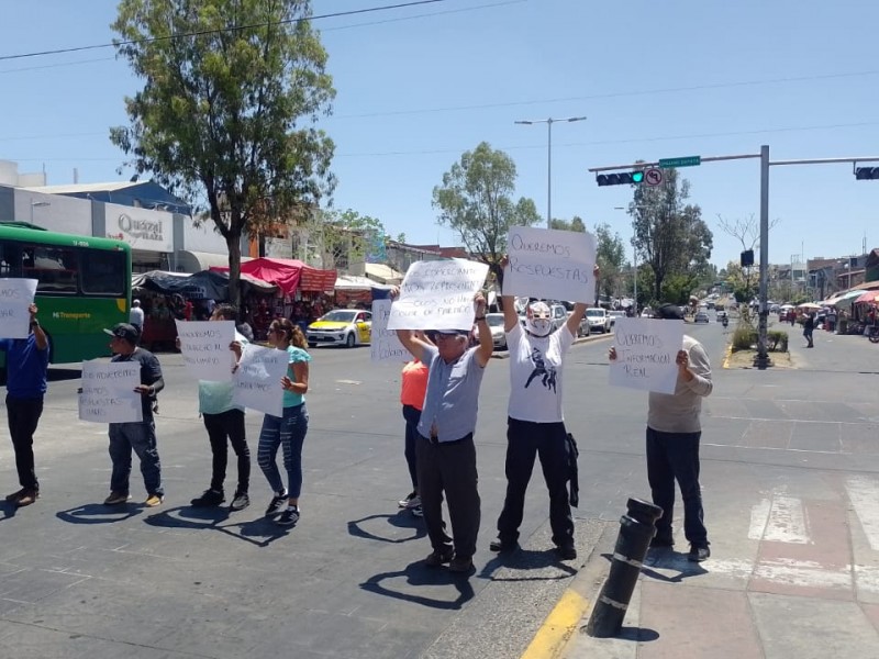 Comerciantes del tianguis artesanal protestan contra ampliación del Peribús