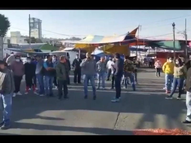 Comerciantes del Tianguis de los Lavaderos agreden a policías