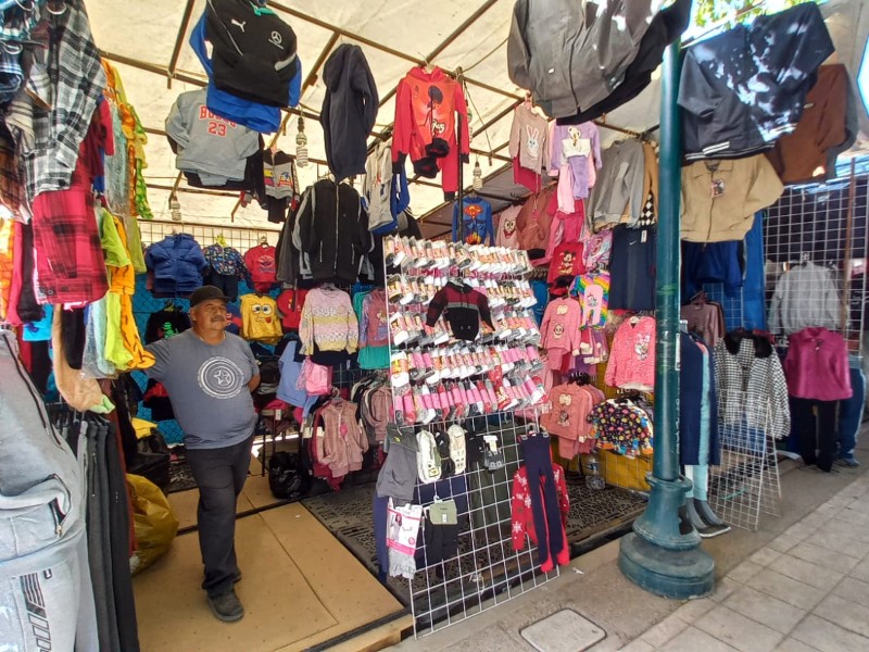 Comerciantes del Tianguis Navideño reportan bajas ventas
