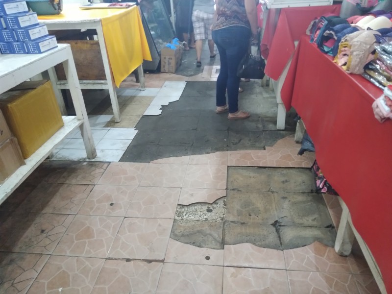 Comerciantes demandan reparación de piso dañado en mercado Jesús Carranza