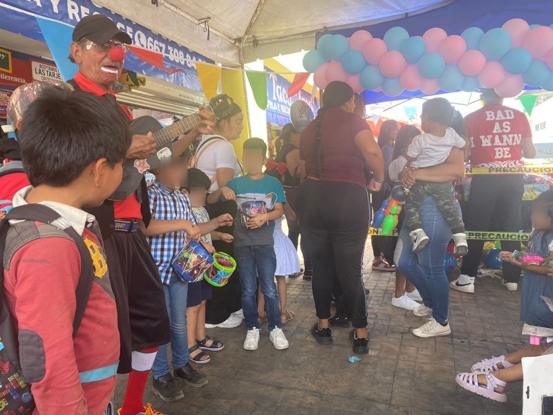 Comerciantes destruyen 35 juguetes bélicos en Culiacán