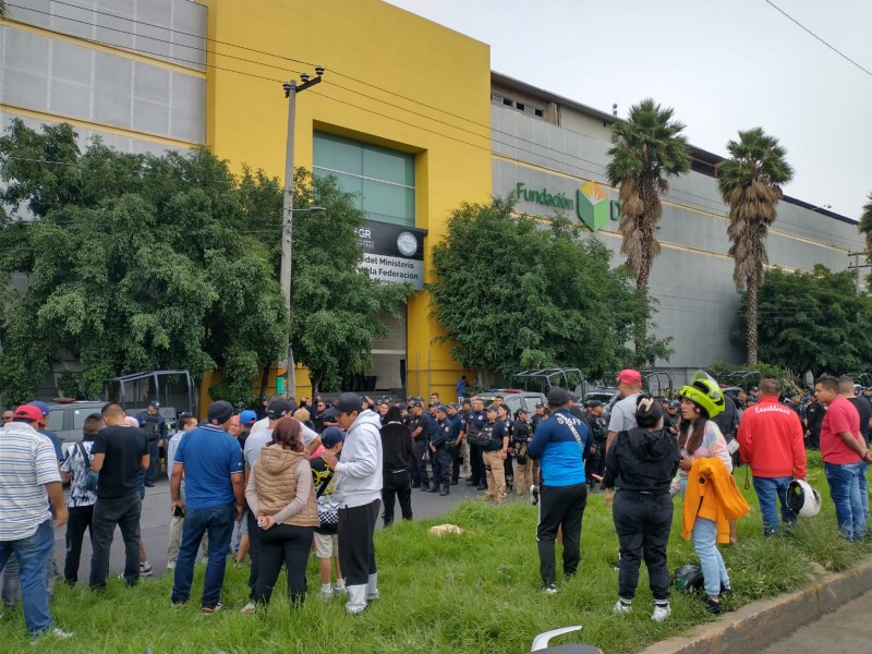 Comerciantes detienen a extorsionadores; los llevan al MP