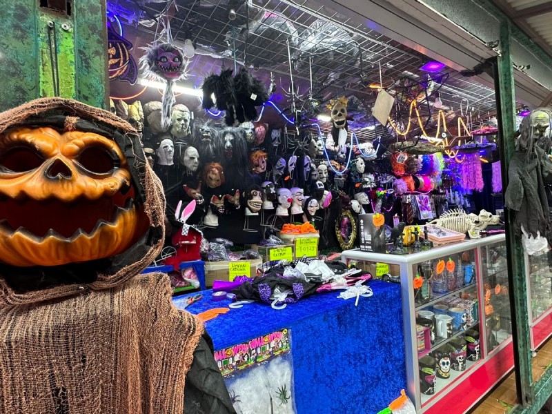 Comerciantes esperan repuntes de ventas para disfraces de Halloween