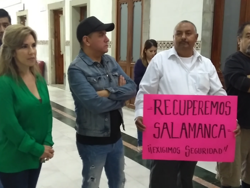 Comerciantes establecidos se manifiestan en Presidencia Municipal