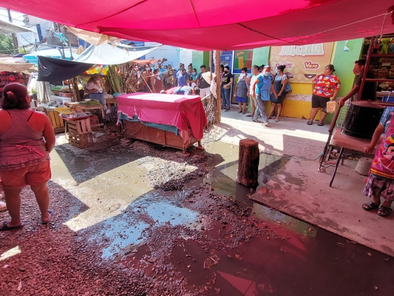 Comerciantes establecidos temen afectaciones por cierre de drenaje en Tehuantepec