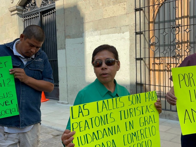 Comerciantes exigen al municipio reubicación de vendedores ambulantes en Oaxaca