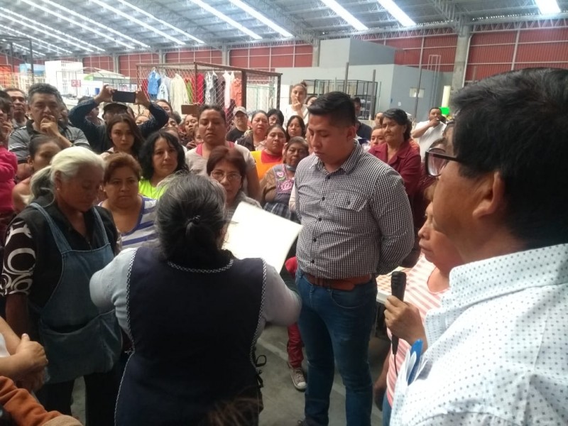 Comerciantes exigen ocupar lugares en nuevo mercado