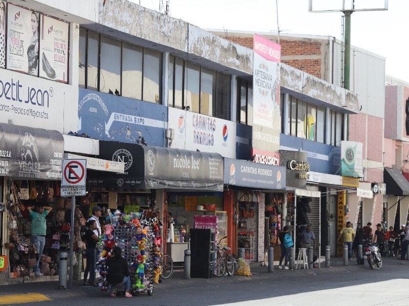 Comerciantes fijos insisten invadir banquetas de la Zona Piel, advierte autoridad operativo