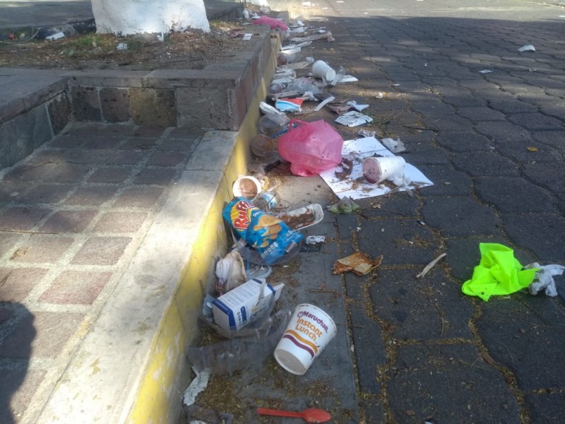 Comerciantes guadalupanos dejan sucio el parque y calle