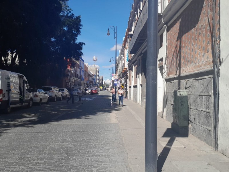 Comerciantes informales mantienen permanencia intermitente en Centro Histórico