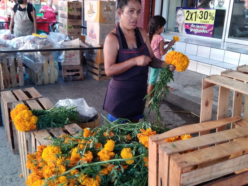 Comerciantes instalan tianguis de Día de Muertos