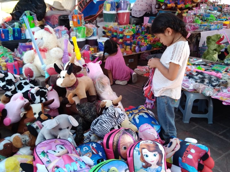 Comerciantes instalan Tianguis por Día de Reyes