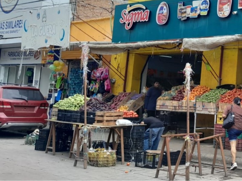 Comerciantes mantienen venta en vía pública pese a restricciones