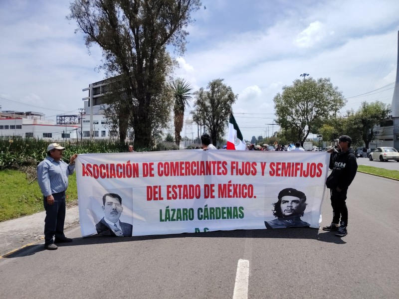 Comerciantes marchan en Toluca por cobros de piso