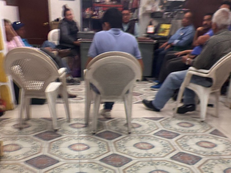 Comerciantes niegan a viuda puestos pagados por su esposo