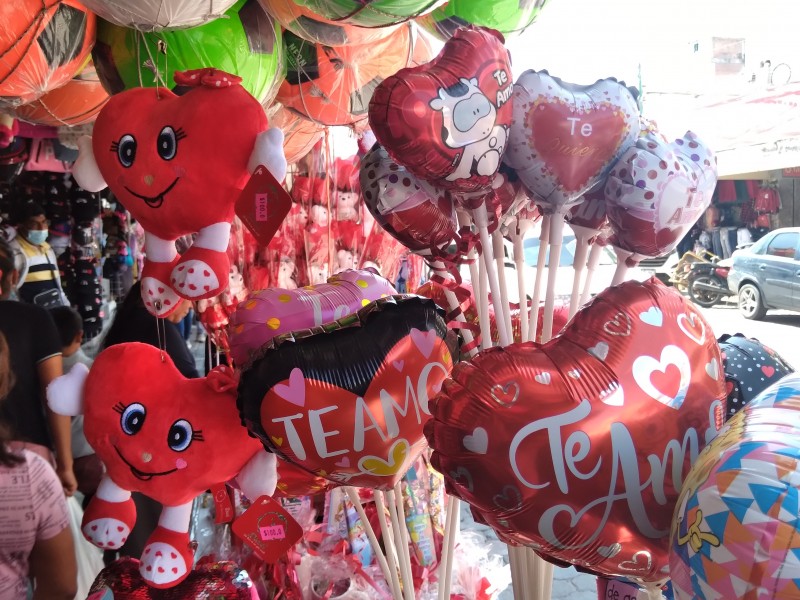 Comerciantes ofrecen de todo para el día de San Valentín