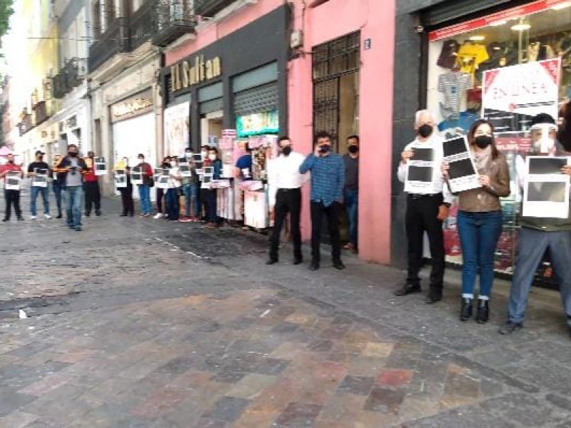 Comerciantes piden reapertura, suenan silbatos en modo de protesta