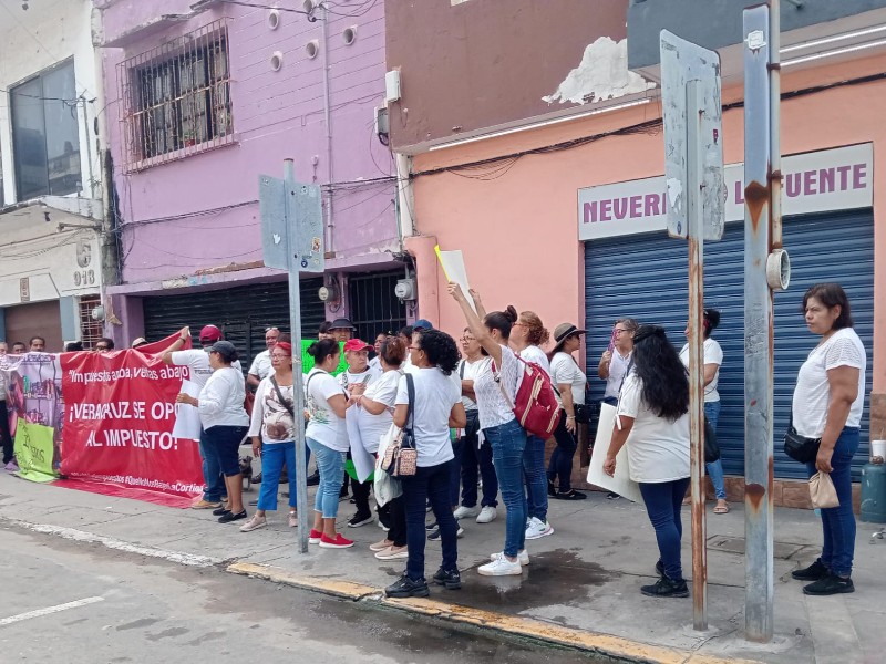 Comerciantes protestan contra aumento de impuestos a refrescos