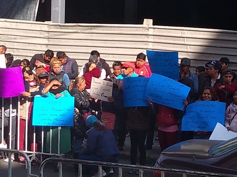 Comerciantes protestan en toma de protesta de alcalde