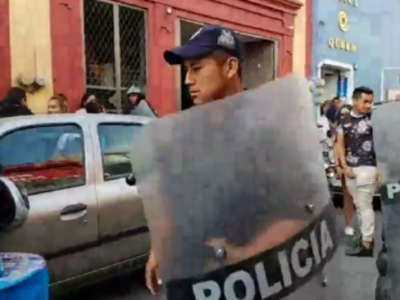 Comerciantes regalan ropa para evitar que le la decomisen