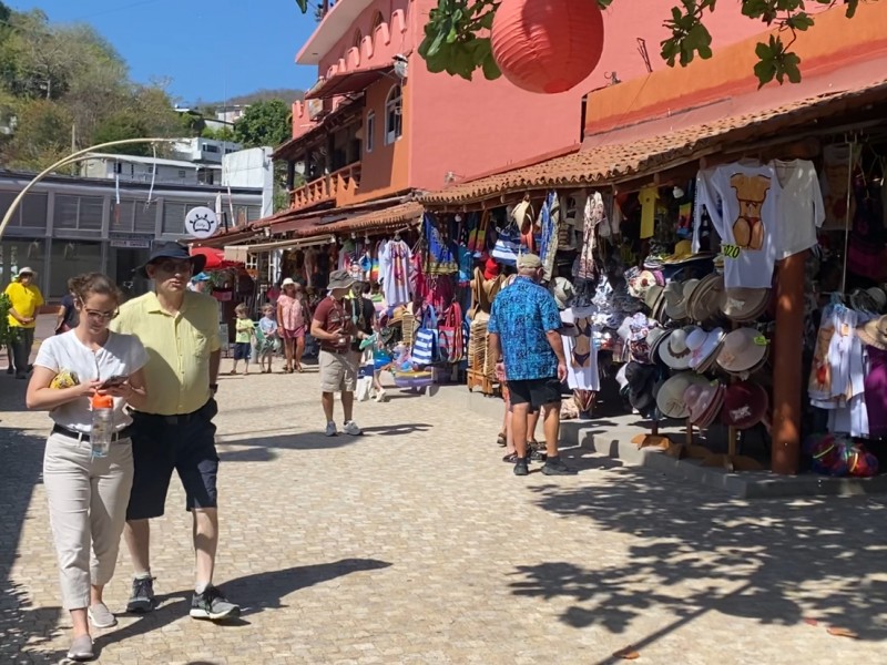 Comerciantes reportan buenas ganancias por cruceristas del MS Zandam