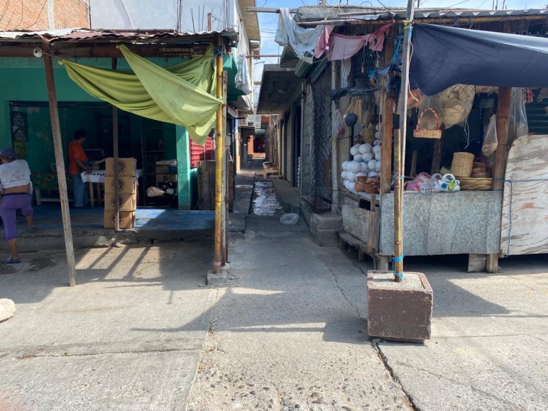 Comerciantes reportan fuga de aguas negras en Salina Cruz